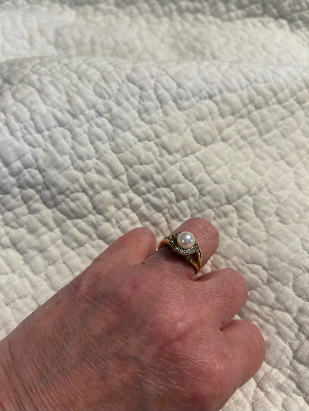 Classic Pearl Ring - Elegant White Pearl & diamond accent stones 10k yellow gold - Picture 2 of 3